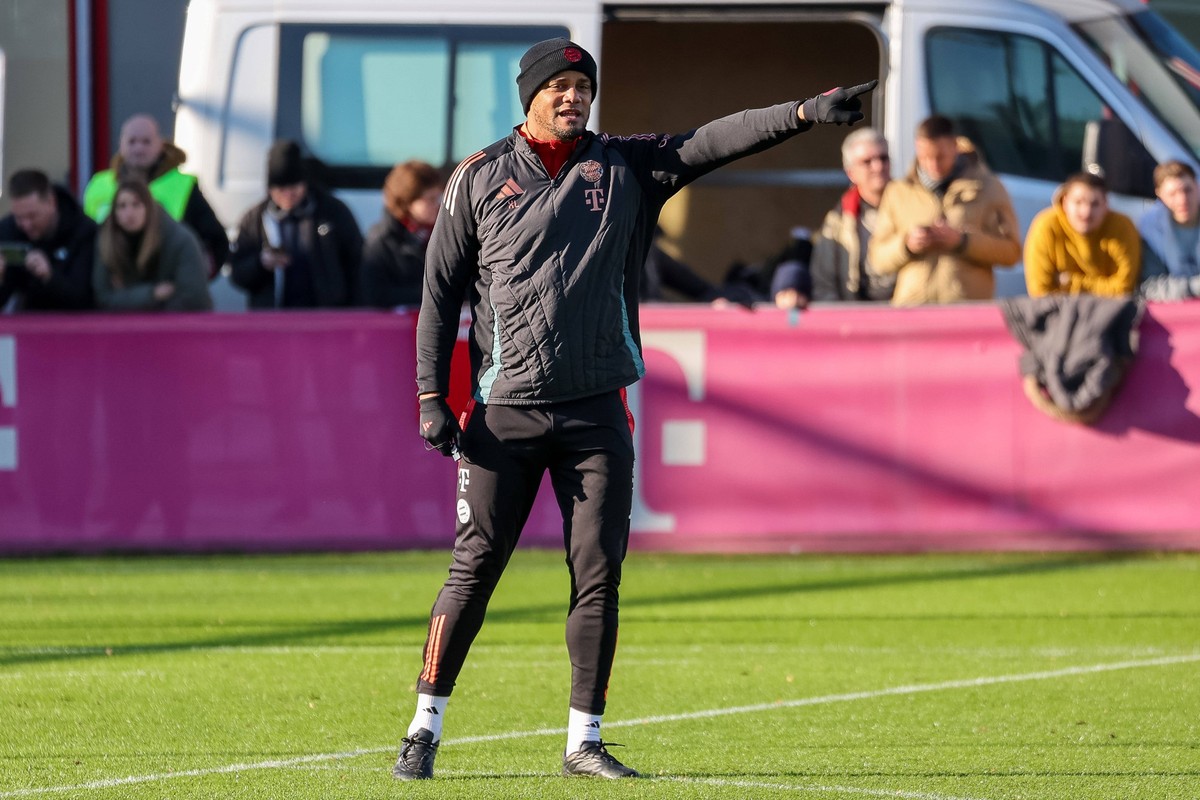 Vincent Kompany FC Bayern Muenchen, Cheftrainer beim Training, gestikulierend, Gesten, GER, Oeffentliches Training, FC Bayern Muenchen, Fussball, Saison 2024/2025, 17.12.2024, GER, Oeffentliches Train ...