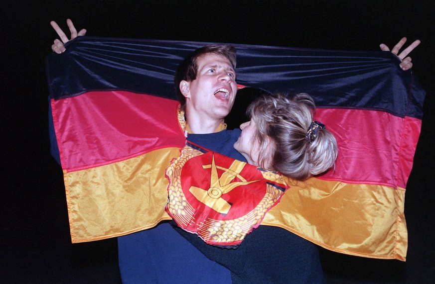 Berlin am 03.10.1990: Ein jubelnden Paar feiert den Tag der Deutschen Einheit.