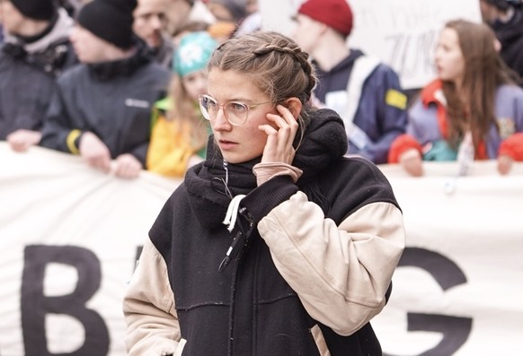 Leonie Bremer ist eine 24-jährige queere Aktivistin aus Deutschland. Sie arbeitet hauptsächlich bei Fridays for Future Deutschland und International und macht nebenbei ihren Master in Erneuerbaren Ene ...