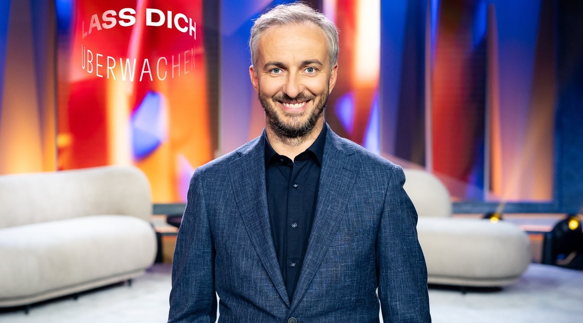 Moderator Jan Böhmermann in seiner ZDF Primetime-Sendung "Lass dich überwachen!".