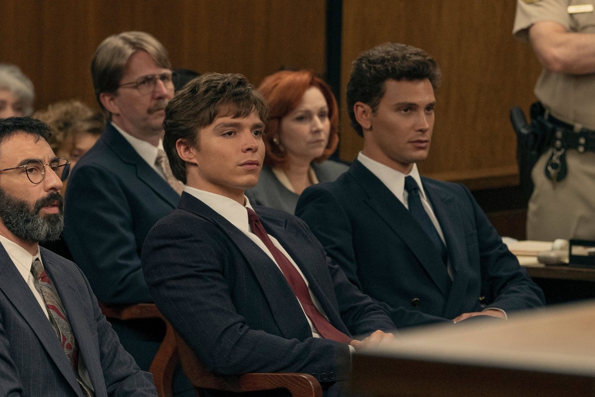 Monsters: The Lyle And Erik Menendez Story 2024. L to R Brad Culver as Gerald Chaleff, Nicholas Chavez as Lyle Menendez, Cooper Koch as Erik Menendez in episode 207. Photo credit: Miles Crist/Netflix  ...