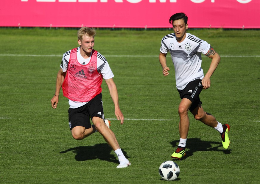 Julian Brandt (l.) schützt seinen Ex-Teamkollegen Özil (r.) :&nbsp;"Nur auf ihn einzudreschen, ist einfach falsch."