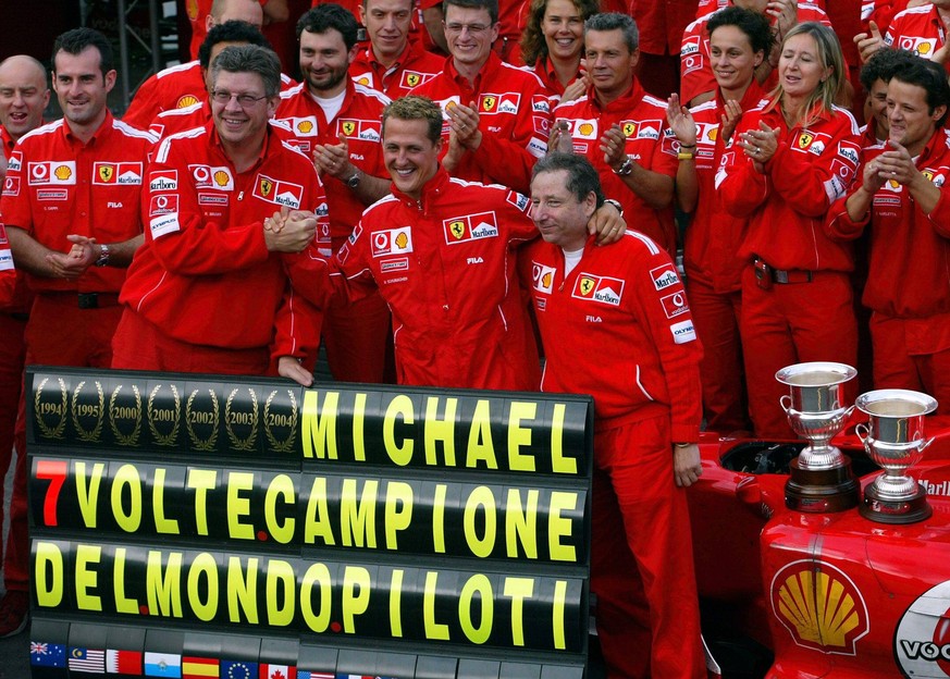 BRU459 - - FRANCORCHAMPS, BELGIUM : German Michael Schumacher (C), French director Jean Todt (R) and the whole Ferrari team pose for a family picture after the Belgian Formula One Grand Prix, Sunday 2 ...