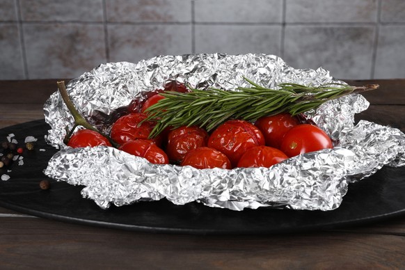 Aluminiumfolie wird gerne zum Kochen verwendet, da sie hitzeresistent ist.