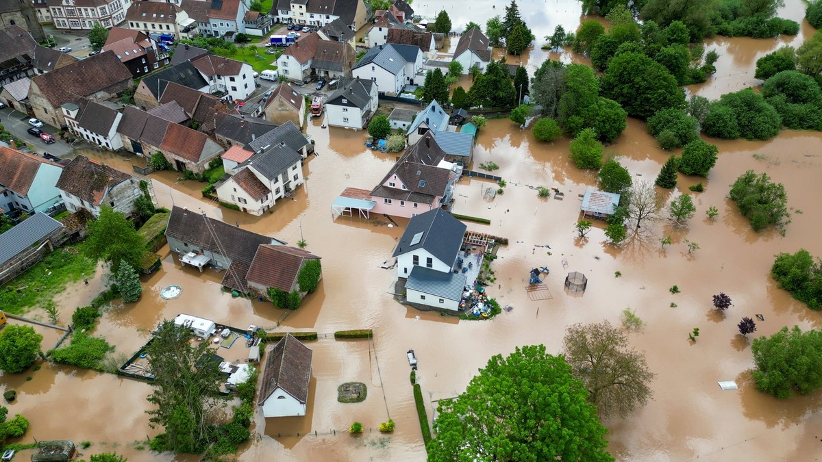 Nicht �berall entspannt sich die Hochwassersituation. In der Gegend um Blieskastel stehen zahlreiche Wohnh�user unter Wasser. Der Pegel der Blies stieg bis zum Nachmittag weiter an. In der Ortschaft W ...