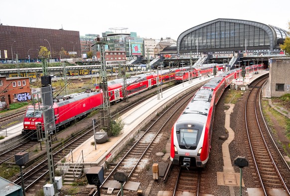 03.11.2022, Hamburg: Eine S-Bahn f�hrt aus dem Hauptbahnhof aus. Daneben stehen zwei Regionalz�ge der Deutschen Bahn. Auch vor dem noch unbekannten Starttermin nimmt der Hamburger Verkehrsverbund (HVV ...