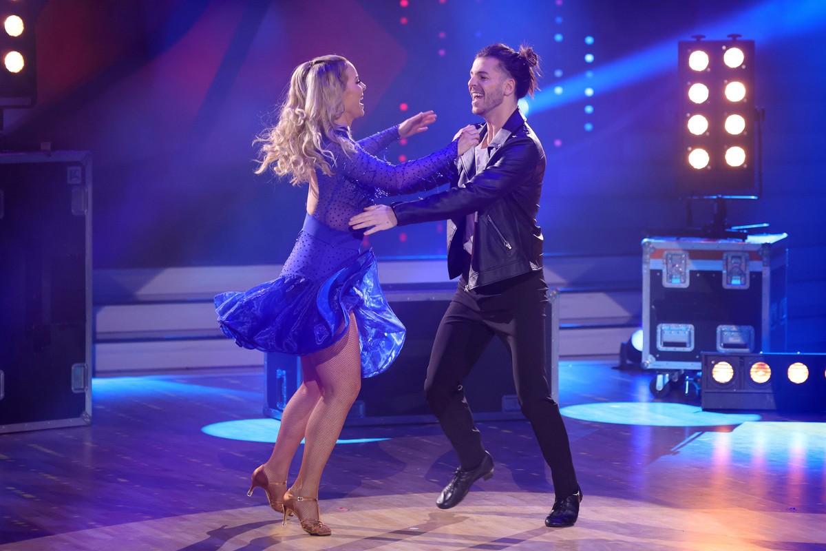 COLOGNE, GERMANY - MARCH 04: Riccardo Basile and Isabel Edvardsson perform on stage during the 2nd show of the 15th season of the television competition show &quot;Let&#039;s Dance&quot; at MMC Studio ...