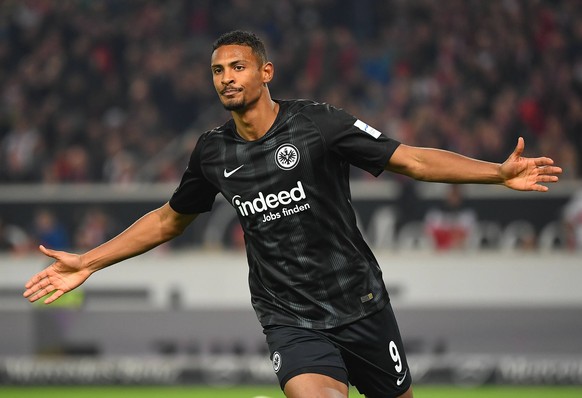 02.11.2018, xjhx, Fussball 1.Bundesliga, VfB Stuttgart - Eintracht Frankfurt emspor, v.l. Sebastien Haller (Eintracht Frankfurt) celebrate the goal, Der Torjubel zum 0:1 (DFL/DFB REGULATIONS PROHIBIT  ...