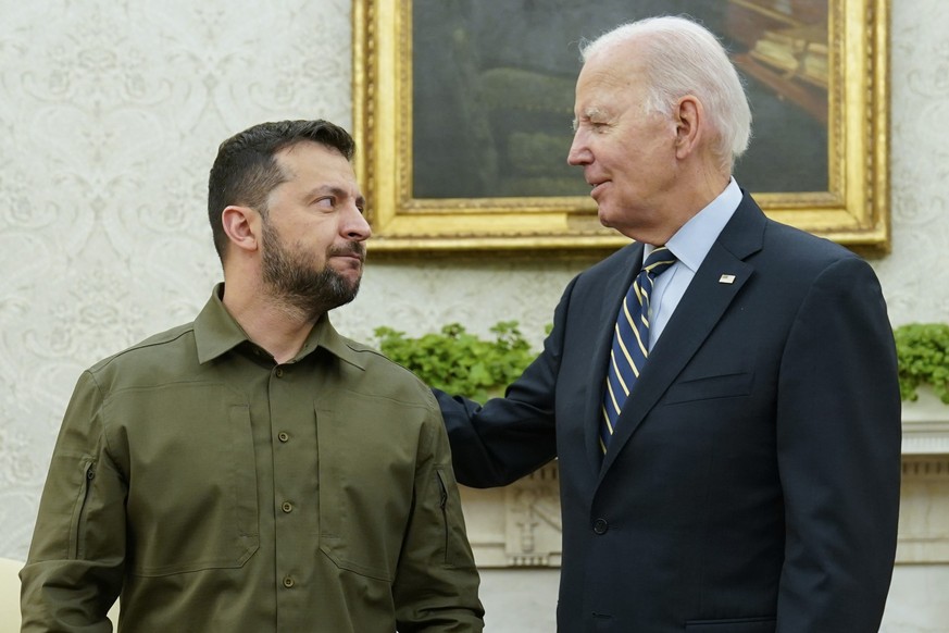 ARCHIV - 21.09.2023, USA, Washington: Joe Biden (r), Präsident der USA, trifft Wolodymyr Selenskyj, Präsident der Ukraine, im Oval Office des Weißen Hauses. US-Präsident Joe Biden hat nach dem Rückzug ...