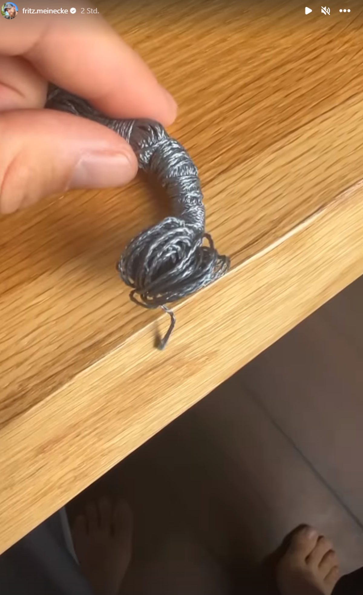 Dieses Stück Schnur packt der Youtuber ebenfalls in seine Flasche.