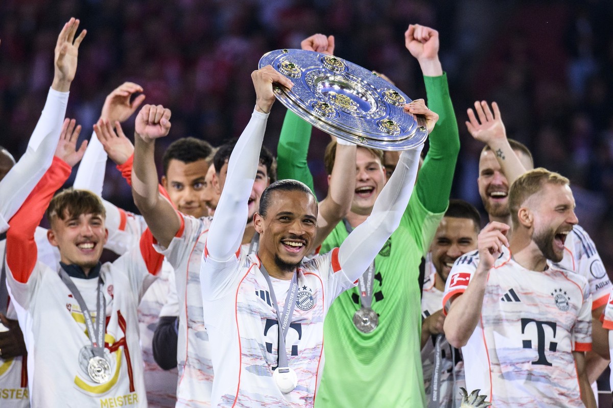 ARCHIV - 10.05.2025, Bayern, München: Fußball: Bundesliga, Bayern München - Bor. Mönchengladbach, 33. Spieltag, Allianz Arena. Münchens Leroy Sane jubelt mit der Meisterschale. (zu dpa: «Eberl zum Eng ...