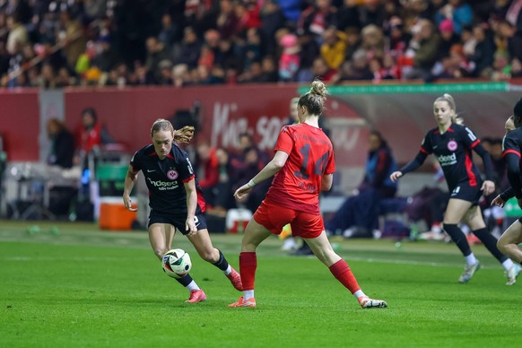 Lisanne Graewe Eintracht Frankfurt, 08 mit Ball, mit Alara Sehitler FC Bayern Muenchen, 14, GER, FC Bayern Muenchen vs. Eintracht Frankfurt, Fussball, DFB-Pokal Frauen, Viertelfinale, Saison 2024/2025 ...