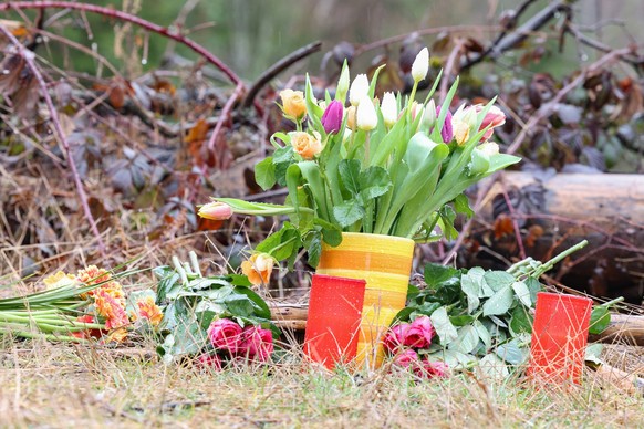 In der Naehe Nähe Fundortes der ermordeten Luise F. aus Freudenberg wurden Blumen abgelegt. Polizeieinsatz am 14.03.2023 in Freudenberg/Deutschland. *** Near the place where the murdered Luise F from  ...