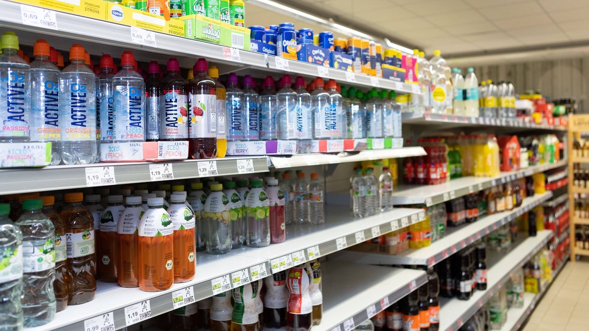Getränke von verschiedenen Herstellern im Regal beim Discounter, unter anderem Active. Landkreis Osnabrück Niedersachsen *** Drinks from different manufacturers on the shelf at the discounter, includi ...