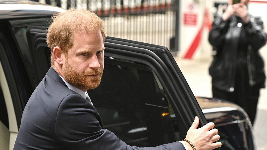 LONDON, ENGLAND - JUNE 07: Prince Harry, Duke of Sussex, arrives to give evidence on day two of the Mirror Group Phone hacking trial at the Rolls Building, the High Court on June 07, 2023 in London, E ...