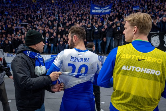 Fussball Berlin 09.04.2022 Saison 2021 / 2022 1. Bundesliga / DFL Hertha BSC Berlin - 1. FC Union Berlin niedergeschlagene Herthaspieler nach der 1:4 Niederlage entt�uscht Lucas Tousart Hertha BSC, No ...