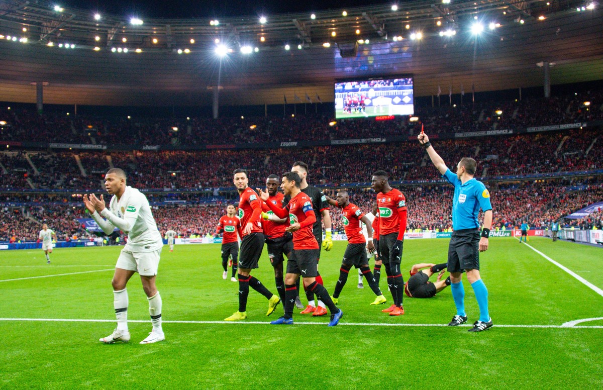 Carton rouge pour Kylian Mbappe ( PSG ) - Rudy Buquet ( arbitre ) FOOTBALL : Stade Rennais vs Paris Saint Germain - Finale Coupe de France - 27/04/2019 FedericoPestellini/Panoramic PUBLICATIONxNOTxINx ...