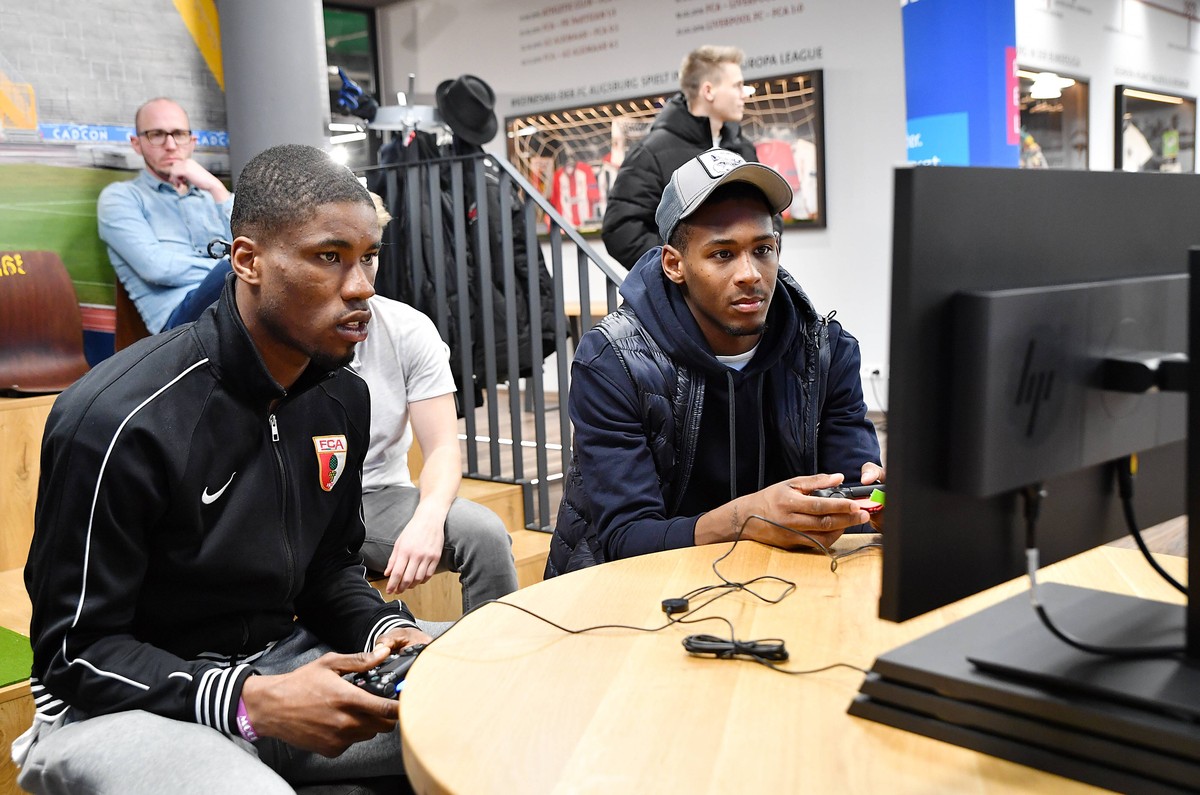 13.02.2019, xemx, eSports VBL Club Championship, FC Augsburg - FSV Mainz 05 emspor, v.l. Kevin Danso (FC Augsburg 38) und Reece Oxford (FC Augsburg 5) beim zocken (DFL/DFB REGULATIONS PROHIBIT ANY USE ...
