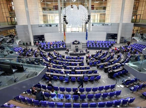 ARCHIV - 29.05.2020, Berlin: Abgeordnete nehmen an der 164. Sitzung des Bundestags teil. Trotz der neuen Wahlrechtsreform der Ampel-Koalition setzt das Bundesverfassungsgericht sein Verfahren zur Vorg ...