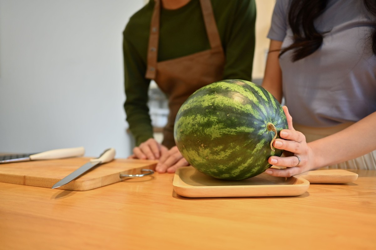 Wassermelonen sind gar nicht so einfach zu schneiden.