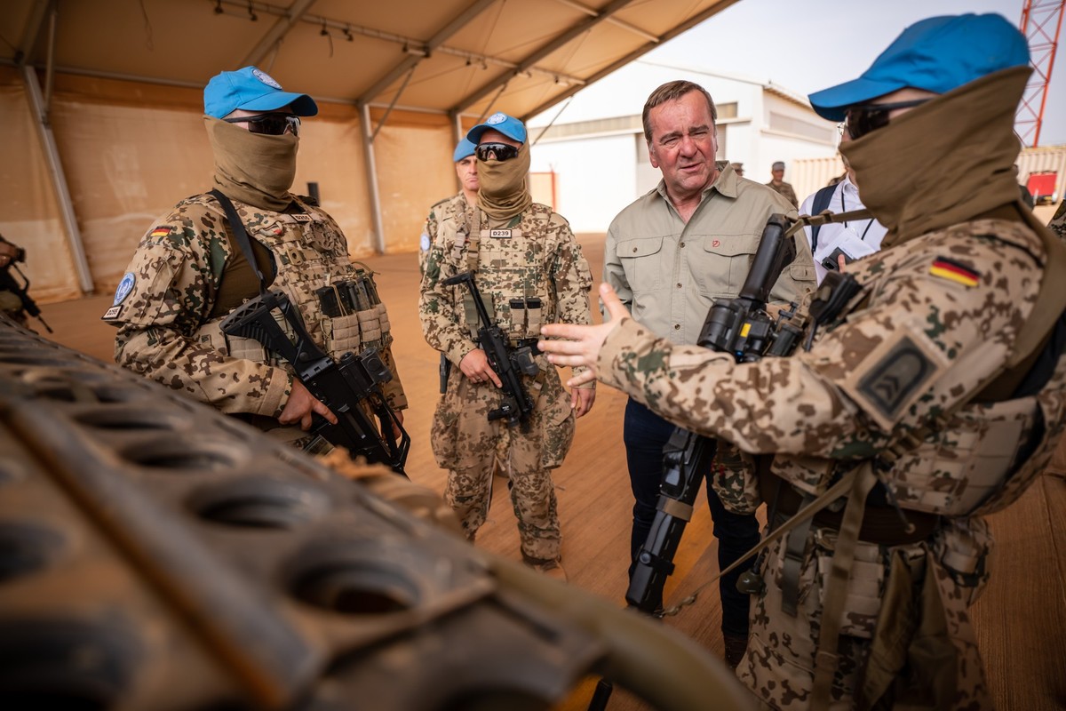 ARCHIV - 13.04.2023, Mali, Gao: Boris Pistorius (M, SPD), Verteidigungsminister lässt sich im Bundeswehr Feldlager Camp Castor die verschiedenen Einsatzfähigkeiten der Truppe erklären. Die Bundeswehr  ...