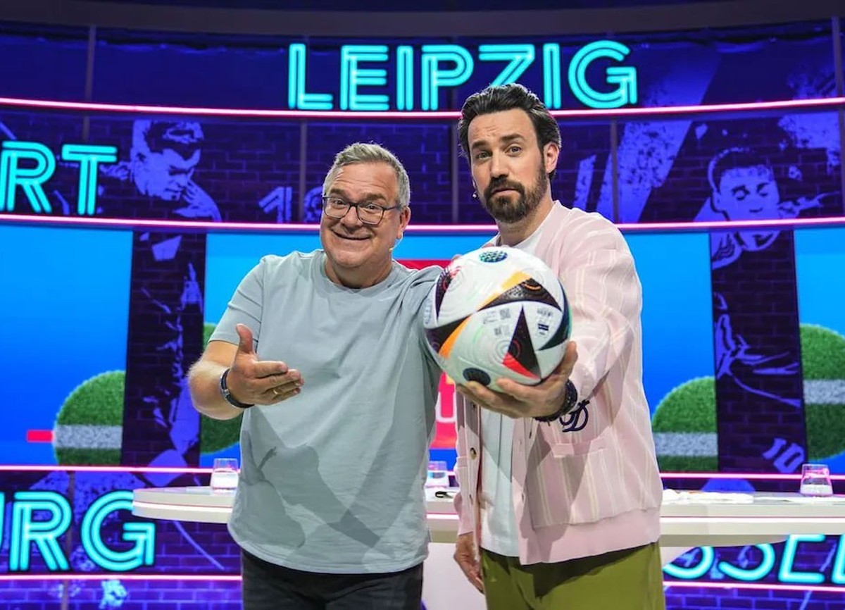 Elton und Jan Köppen führen durch das "RTL EM-Studio".