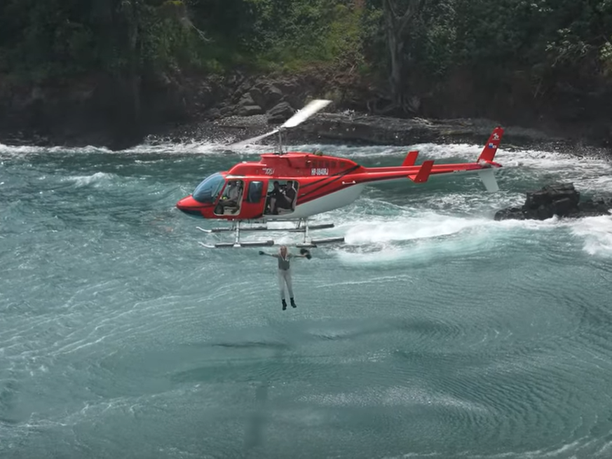 Alle Teilnehmer:innen von "7 vs. Wild" mussten in der ersten Folge aus einem Helikopter springen.