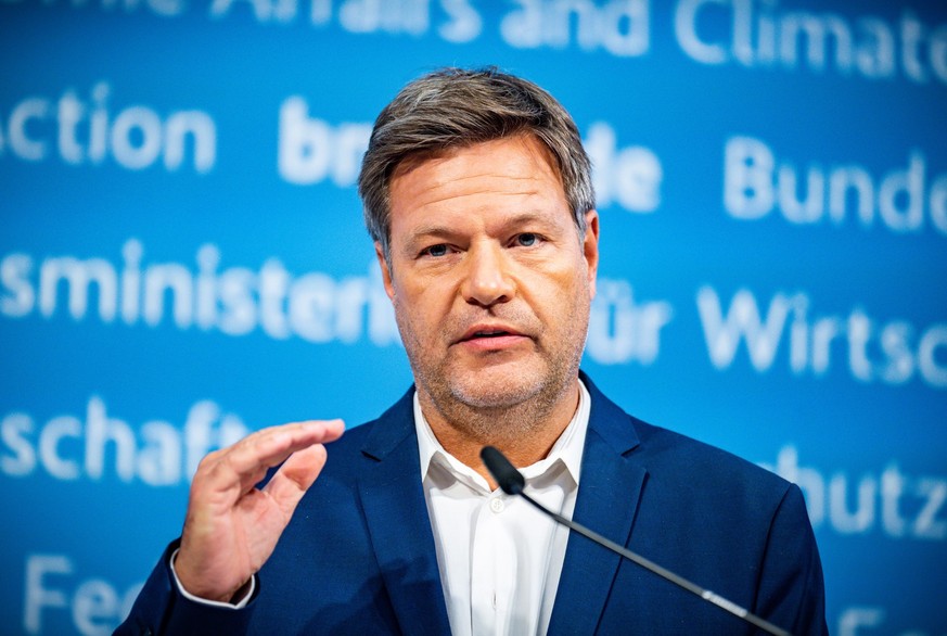 27.09.2022, Berlin: Robert Habeck (Bündnis 90/Die Grünen), Bundesminister für Wirtschaft und Klimaschutz, spricht bei einem Pressestatement zur Einsatzreserve Atom für den möglichen Weiterbetrieb von  ...