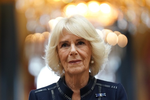 ARCHIV - 17.11.2022, Gro�britannien, London: K�nigsgemahlin Camilla w�hrend eines Empfangs f�r die Gewinner des Commonwealth-Aufsatzwettbewerbs der Queen. (zu dpa: &quot;Queen Camilla tauscht Hofdamen ...