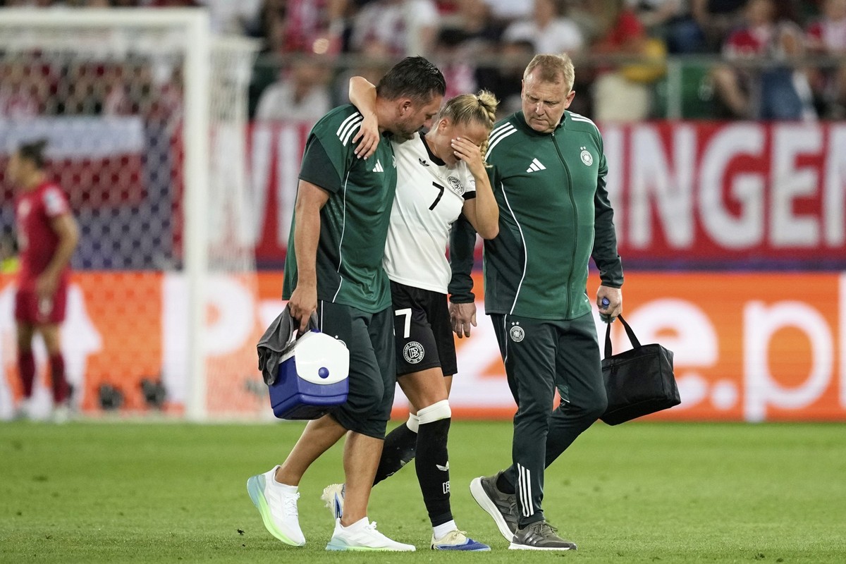 Germany&#039;s Giulia Gwinn leaves the pitch after getting injured during the Euro 2025, group C, soccer match between Germany and Poland at Arena St. Gallen in St. Gallen, Switzerland, Friday, July 4 ...