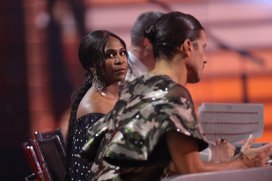 Motsi Mabuse ist hier neben ihren Jury-Kollegen von "Let's Dance" zu sehen.