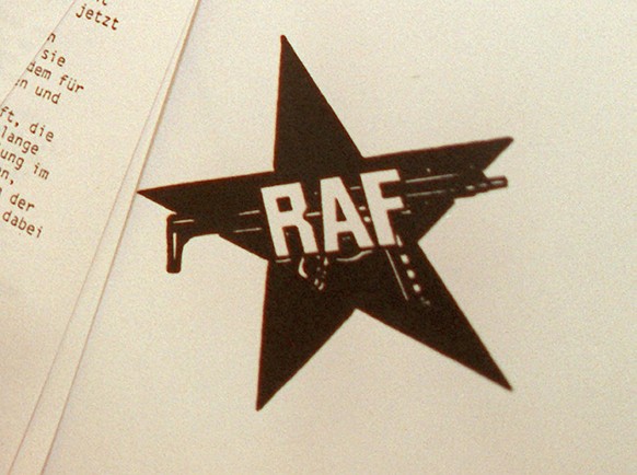 ARCHIV - 13.04.1992, Nordrhein-Westfalen, Bonn: Ein Symbold der RAF auf einem Schreiben der Rote Armee Fraktion (RAF). Die frühere Terroristin der Roten Armee Fraktion (RAF), Daniela Klette (65), ist  ...