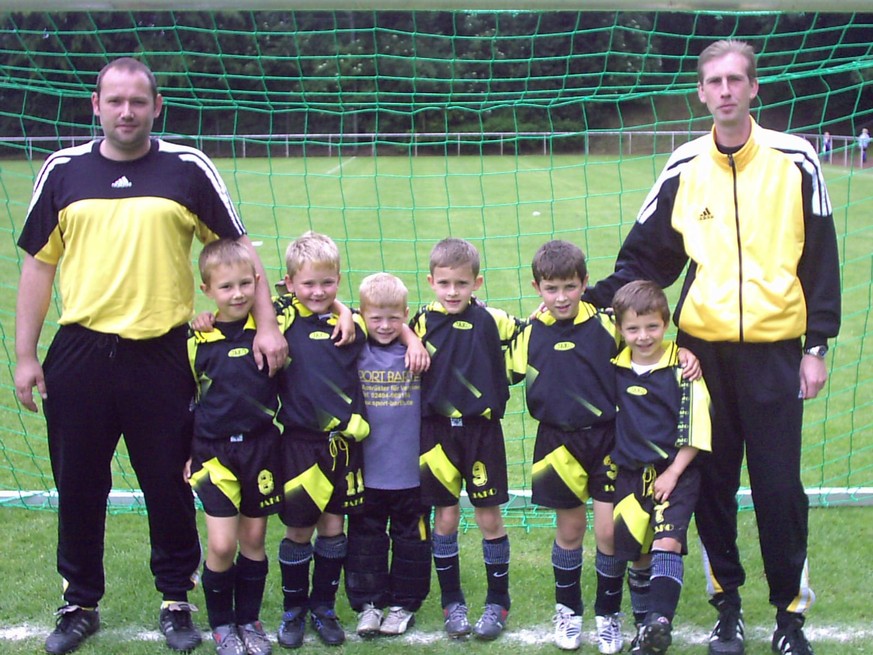 Dirk Morfeld (l.) mit seiner Bambini-Truppe. Der kleine Mann ganz rechts ist Kai Havertz.