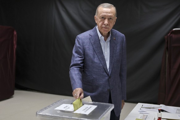 ARCHIV - 14.05.2023, Türkei, Istanbul: Recep Tayyip Erdogan, Präsident der Türkei und Präsidentschaftskandidat, gibt seinen Stimmzettel in eine Wahlurne in einem Wahllokal in Istanbul. Der türkische P ...