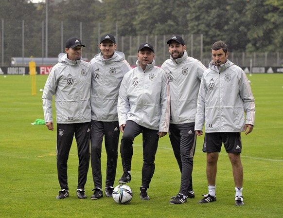 Hansi Flick (Mitte) mit seinem Trainerteam um Marcus Sorg, Danny Röhl, Mads Buttgereit und Andreas Kronenberg (v.l.n.r.).
