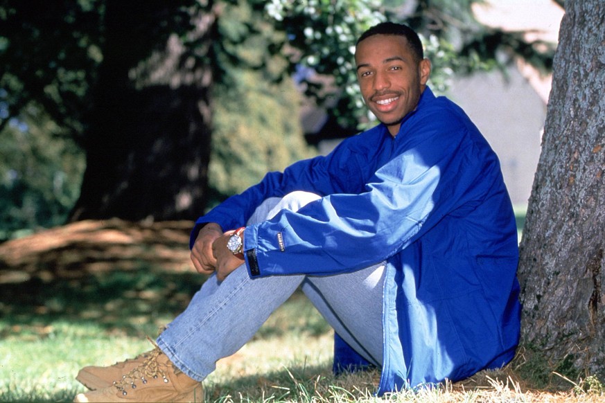 Yo! Das ist weder aus "Hip Hop Hood", noch aus "Der Prinz von Bel Air". Das ist Thierry Henry, der lässig den Schatten eines Baumes genießt.&nbsp;