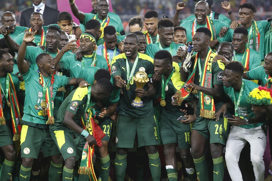 YAOUNDE, CAMEROON - FEBRUARY 06: Players of Senegal holding the trophy celebrate after winning the Africa Cup of Nations (CAN) 2021 final match between Egypt and Senegal at Stade d&#039;Olembe in Yaou ...