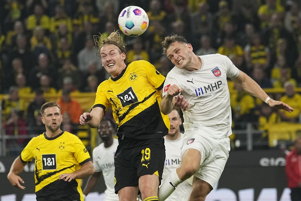 Heidenheim&#039;s Tim Siersleben, right, and Dortmund&#039;s Julian Brandt challenge for the ball during the German Bundesliga soccer match between Borussia Dortmund and FC Heidenheim in Dortmund, Ger ...