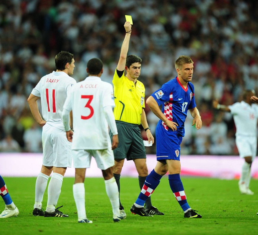 Zurück ins Jahr 2009: Klasnic erhält die Gelbe Karte im Dress der kroatischen Nationalmannschaft.