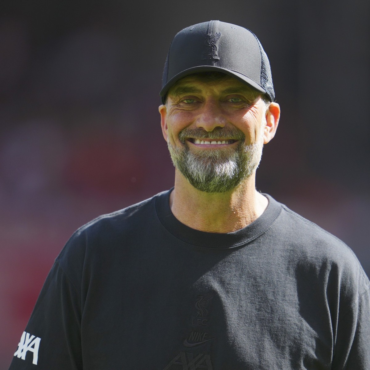 ARCHIV - 19.05.2024, Großbritannien, Liverpool: Fußball: Premier League, England, FC Liverpool - Wolverhampton Wanderers, 38. Spieltag, Anfield: Liverpools Trainer Jürgen Klopp lächelt vor dem Spiel.  ...