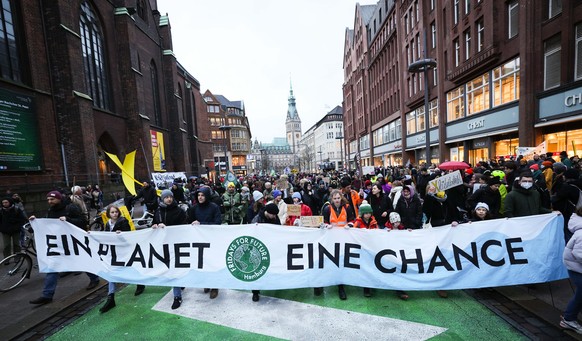 ARCHIV - 13.01.2023, Hamburg: Mehrere Hundert Anhänger der Klimabewegung Fridays for Future (FFF) demonstrieren im Januar 2023 in der Hamburger Innenstadt. (zu dpa: «Anhörung zum Zukunftsentscheid in  ...