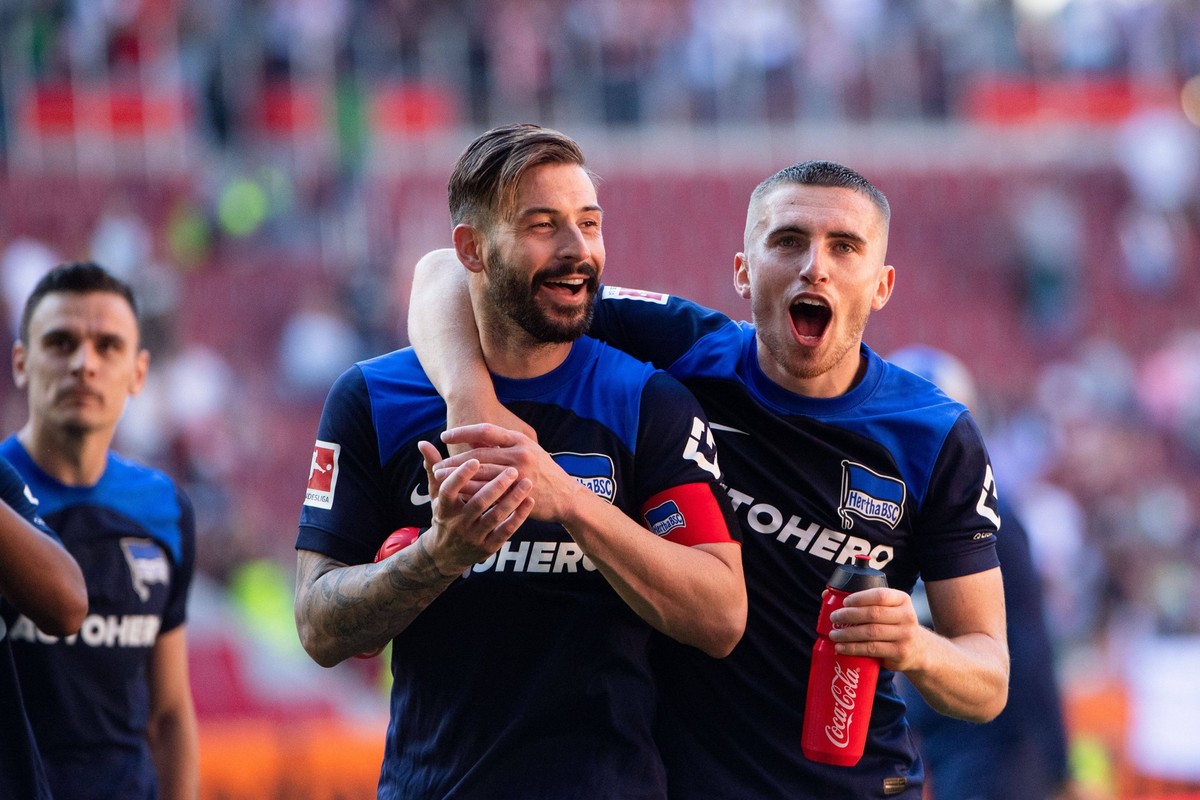 Marvin Plattenhardt Hertha BSC Berlin 21, Jonjoe Kenny Hertha BSC Berlin 16 jubeln ueber den Sieg, FC Augsburg vs. Hertha BSC Berlin, 1. Fussball Bundesliga, 5. Spieltag, Spielzeit 2022/2023, 04.09.20 ...