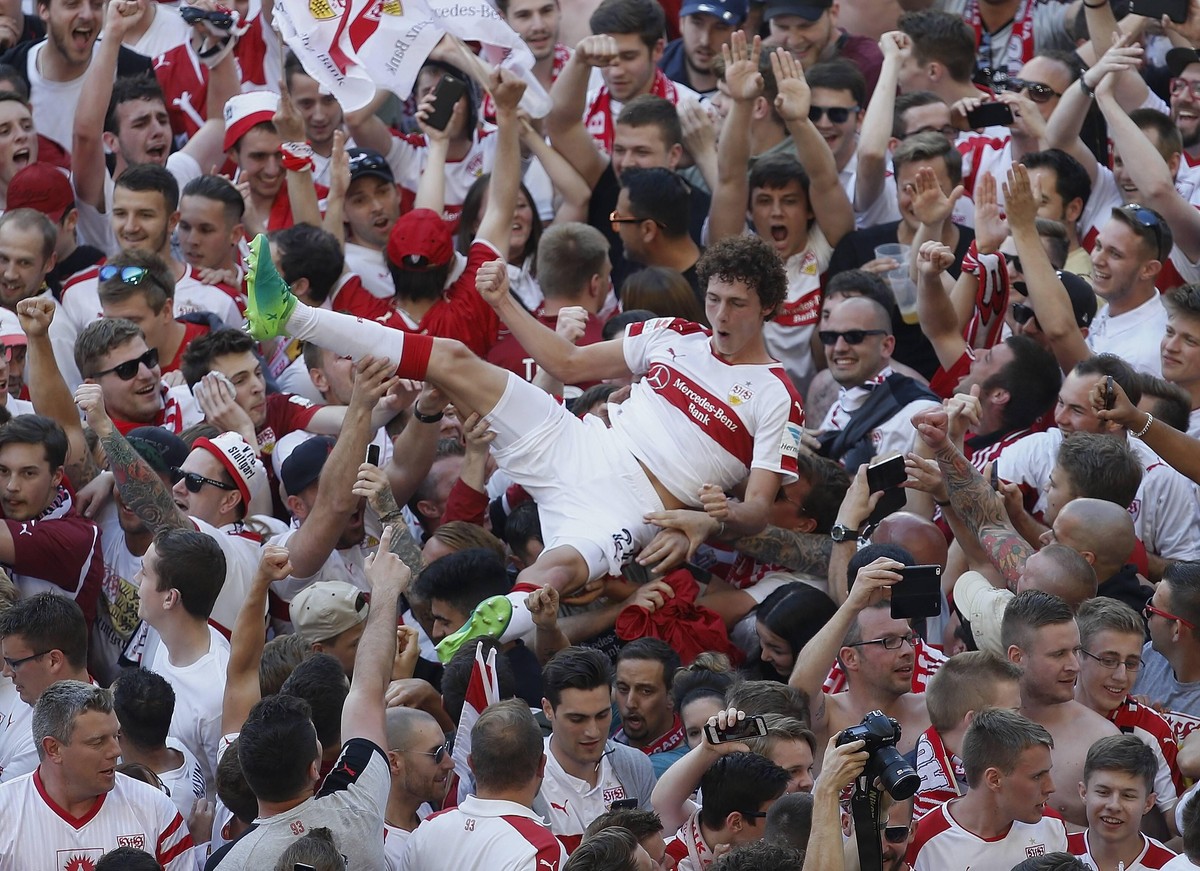 Schlussjubel Stuttgart, Benjamin Pavard (VfB) umringt von Fans . VfB Stuttgart-W�rzburger Kickers . Stuttgart, GER, 21.05.2017, 34. Spieltag Fussball-2. Bundesliga 2016-2017.

Final cheering Stuttga ...