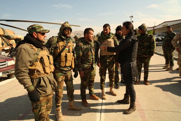 Düzen Tekkal spricht mit Anti-IS-Truppen im Rahmen des Genozids an den Jesiden im Irak.