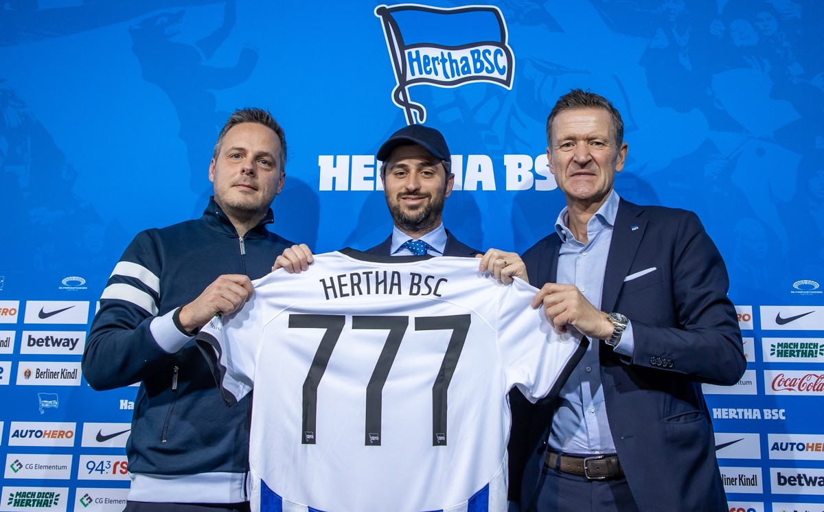 ARCHIV - 13.03.2023, Berlin: Fußball: Bundesliga, Pressekonferenz von Hertha BSC zum Einstieg des neuen Investors 777 Partners. Kay Bernstein, Präsident des Hertha BSC e. V., Josh Wander, CEO 777 Part ...