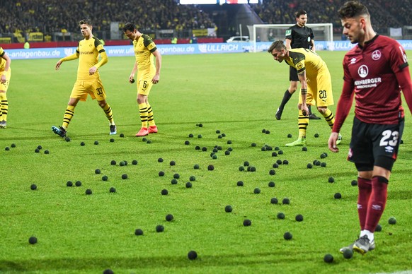 Die Spieler sammeln die Baelle der Fans auf, Protestaktion gegen Montagspiele, 1.FC Nuernberg - Borussia Dortmund, Fussball, Bundesliga, 18.02.19 DFL REGULATIONS PROHIBIT ANY USE OF PHOTOGRAPHS AS IMA ...