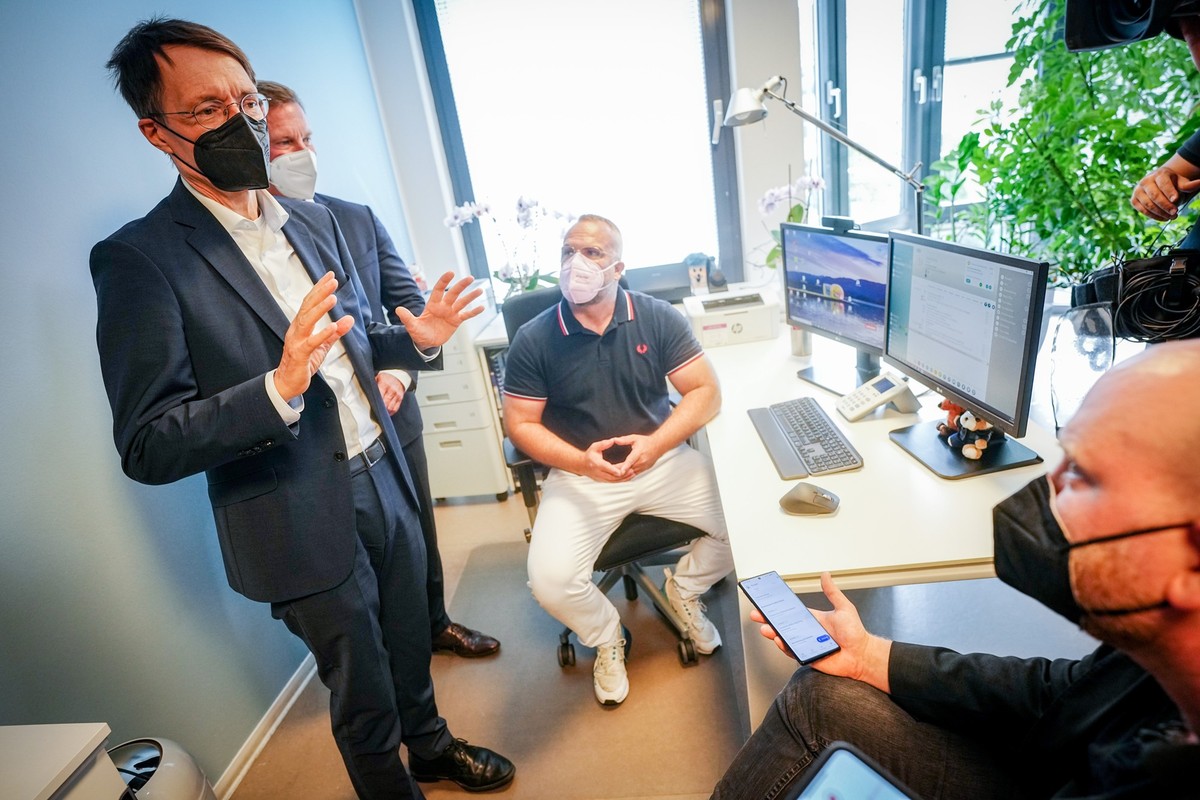 26.08.2022, Berlin: Karl Lauterbach (l-r, SPD), Bundesminister für Gesundheit, Markus Leyck Dieken, Geschäftsführer von Gematik, der Allgemeinmediziner Ingo Ochlast und der Patient Felix stellen in de ...