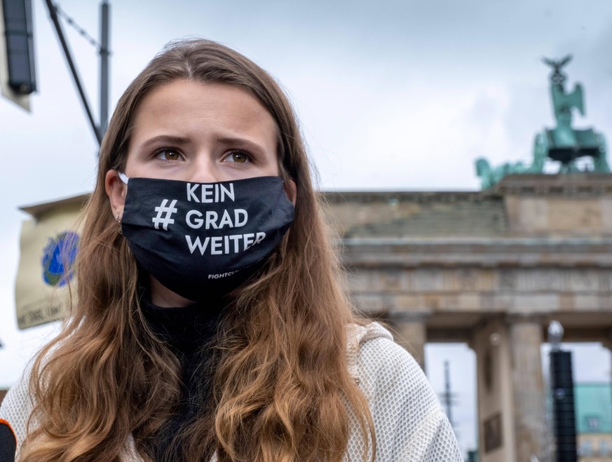 Am sechsten globalen Klimastreik haben sich am Freitag 25.09.2020 in Berlin mehrere tausend vor allem junge Menschen beteiligt. Foto: Fridays for Future -Sprecherin Luisa Neubauer Unter dem Motto Kein ...