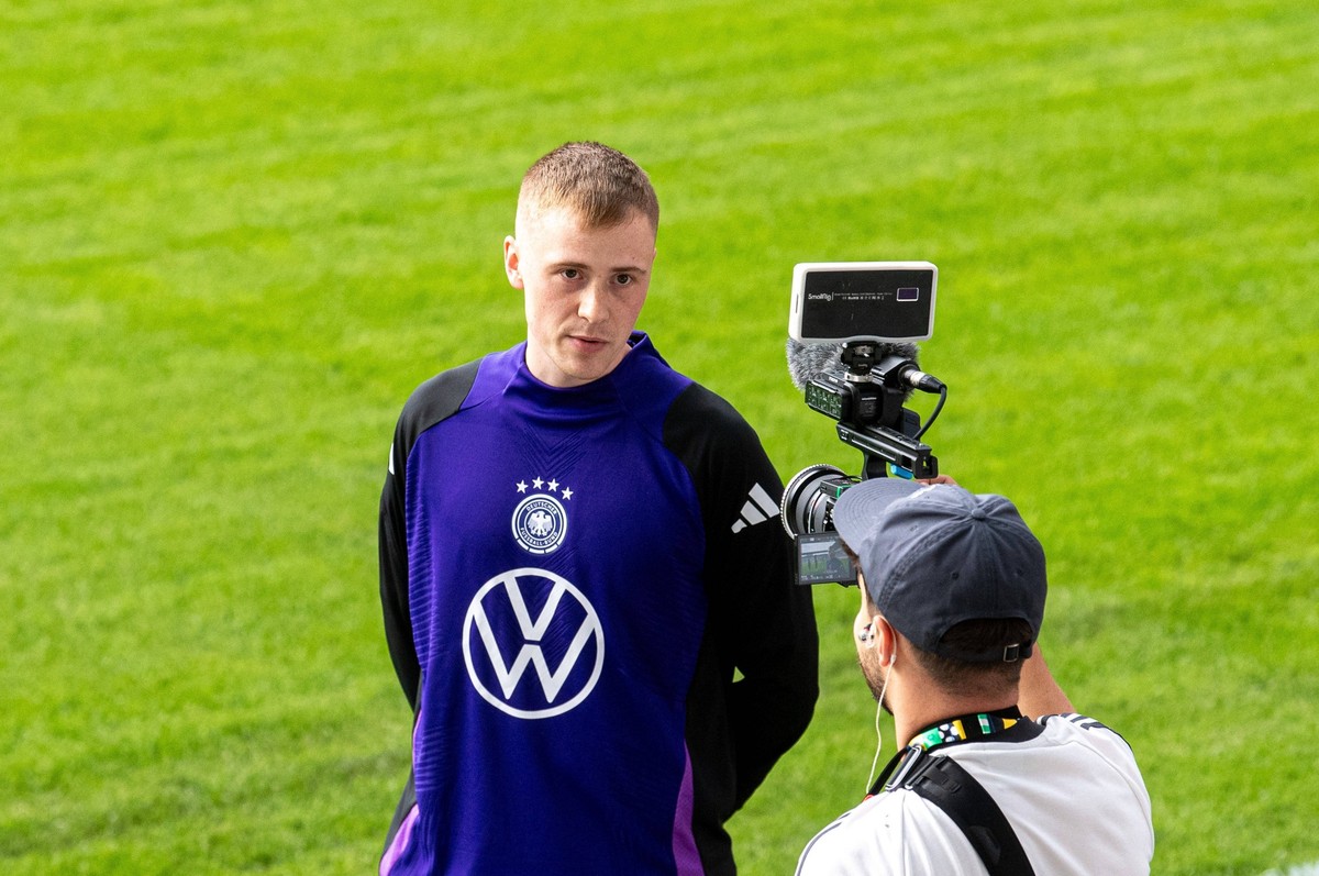 Fussball, Herren, Saison 2023/2024, Deutsche Nationalmannschaft, EM-Vorbereitung, öffentliches Training in Jena, im Bild: YouTuber Marvin Wildhage versuchte sich als Spieler einzuschleusen, 27.05. 202 ...