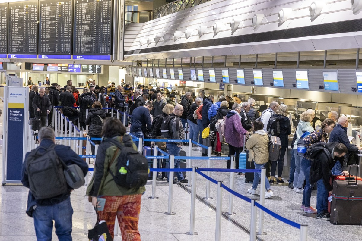 04.02.2024, Hessen, Fricke: Reisende stehen an den Abfertigungsschaltern von Discover Airlines.
Die Pilotengewerkschaft Vereinigung Cockpit (VC) hat die Piloten der Lufthansa-Tochter Discover Airline ...